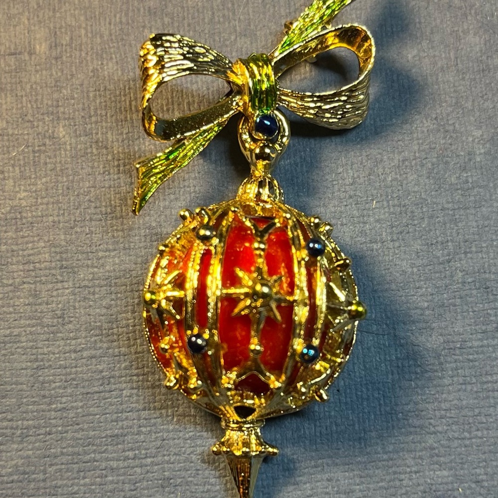 Vintage Christmas Bauble!!‎ Cute little ornament Brooch!